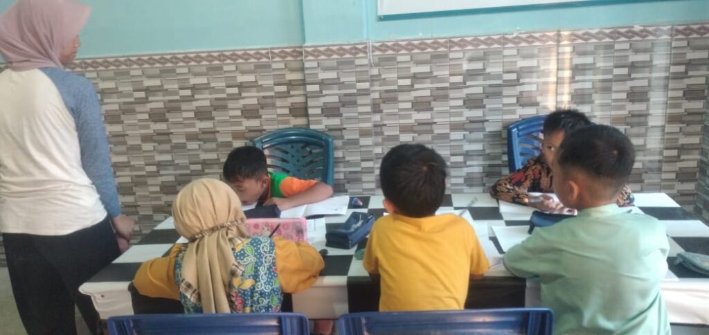 Anak panti YARISB Tulungagung belajar bersama penuh semangat dalam semangat Hari Santri.