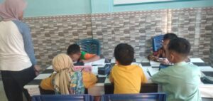 Anak panti YARISB Tulungagung belajar bersama penuh semangat dalam semangat Hari Santri.