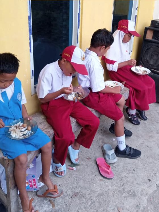 Kegiatan bimbingan belajar anak panti YARISB Tulungagung dengan semangat belajar tinggi.